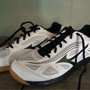 Mizuno White and Black Athletic Shoes